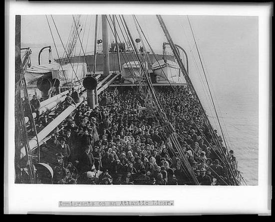 μετανάστες σε ατμόπλοιο που τους μεταφέρει στην Αμερική