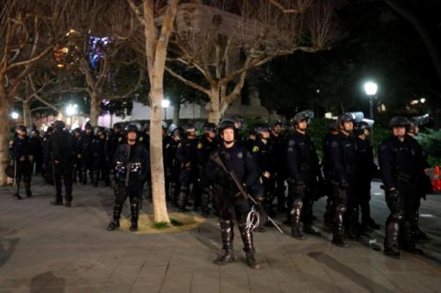 Police officers prepare to deploy a skirmish line after a student protest turned violent at UC Berkeley during a demonstration over right-wing speaker Milo Yiannopoulos, who was forced to cancel his talk, in Berkeley, California, U.S., February 1, 2017. REUTERS/Stephen Lam